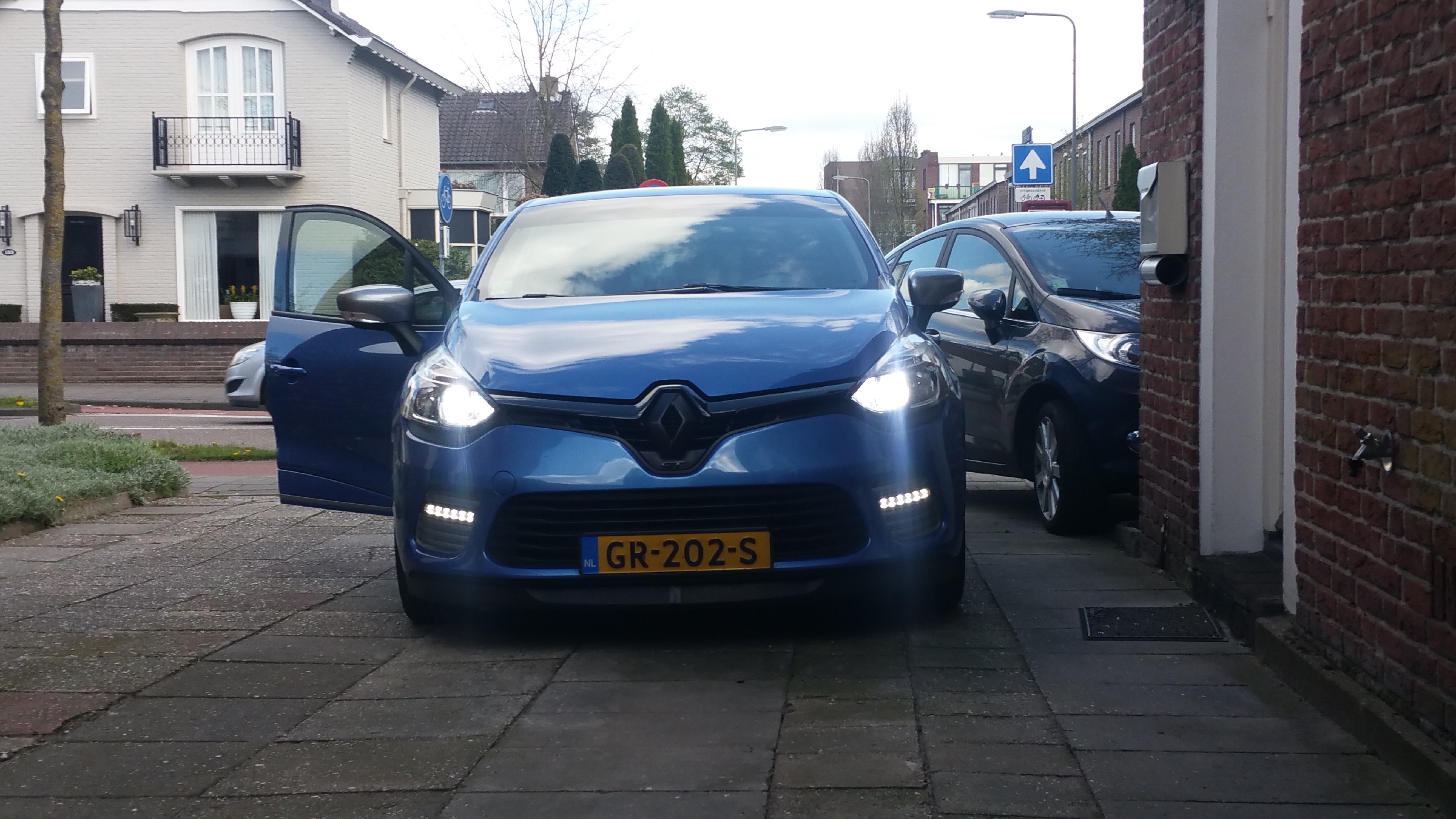 Voor aanzicht met in byde koplampen LED